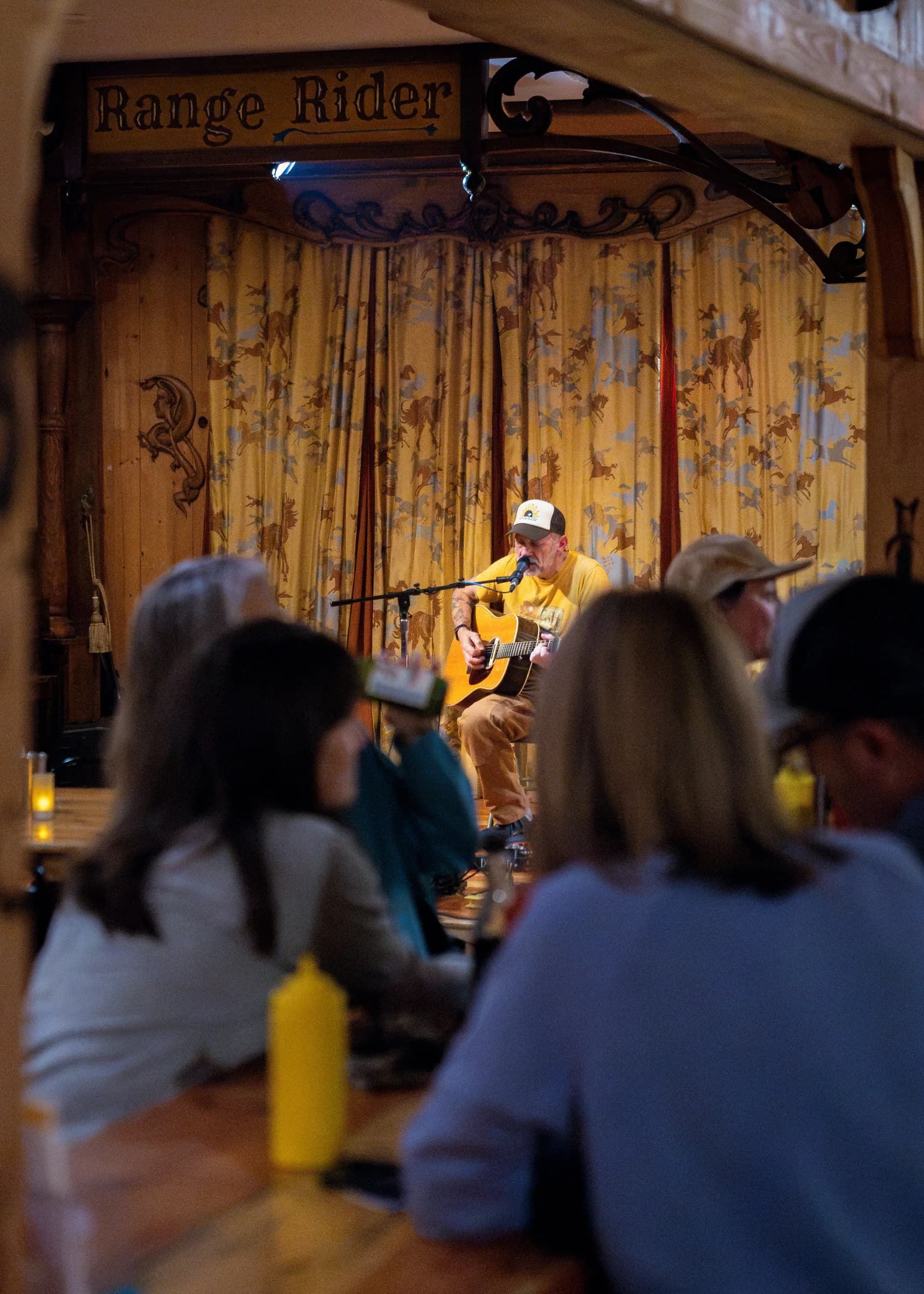 The room at the Range Rider in Enterprise during Bill LaVoie’s set on the Thursday of Juniper Jam week, September 3, 2026.